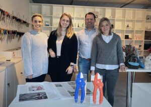 Das Team von #besserhier und der Scherenmanufkatur Paul stehen zusammen in Harsefeld und haben gerade den Podcast aufgenommen