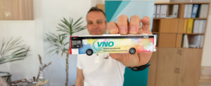 VNO Karsten Leist hält einen Bus