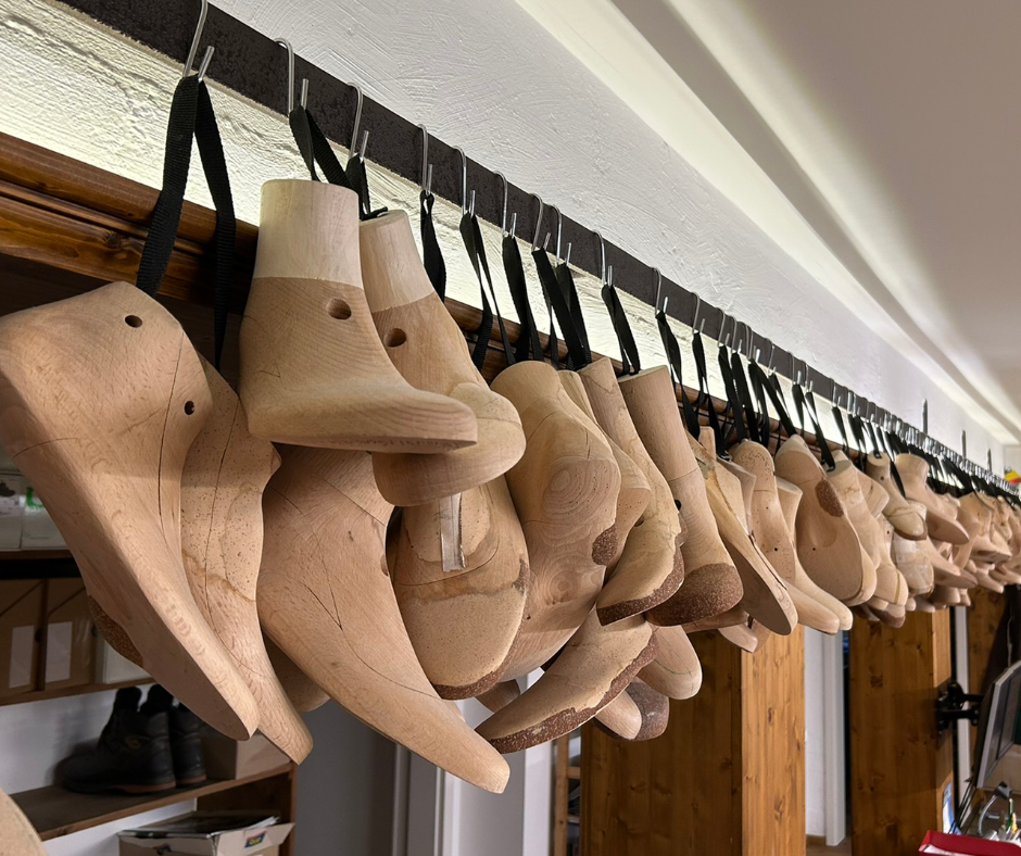 Hölzerne Leisten der Kunden und Kundinnen von Living-Schuhs