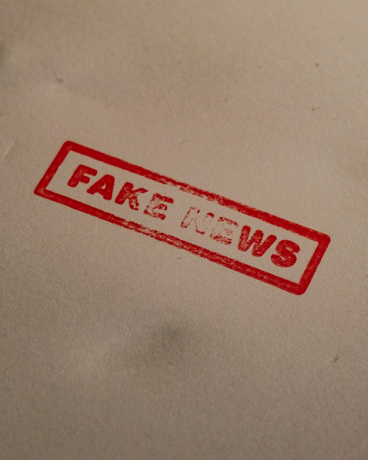Stempel mit Fake News, Wahr oder Falsch?