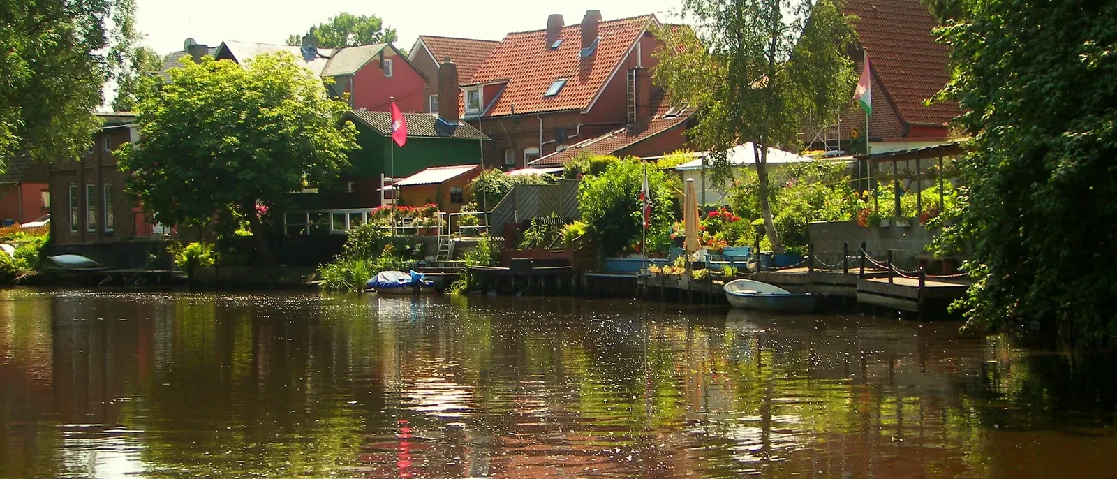 Die Medem in Otterndorf im Landkreis Cuxhaven, Wasserlauf mit Uferbebauung