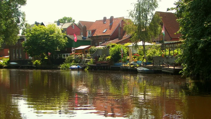 Die Medem in Otterndorf im Landkreis Cuxhaven, Wasserlauf mit Uferbebauung