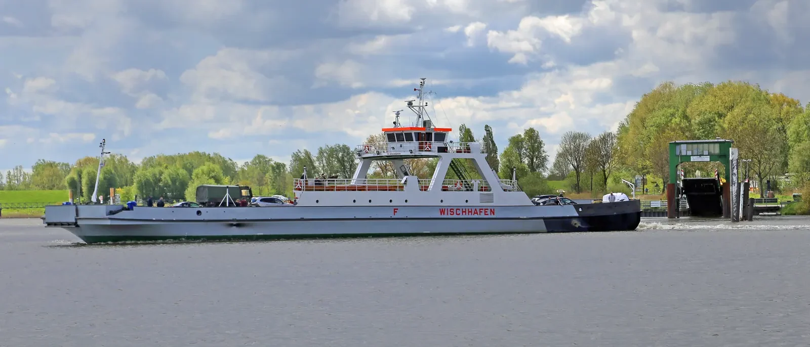 Elbfähre zwischen Glückstadt und Wischhafen auf der Unterelbe