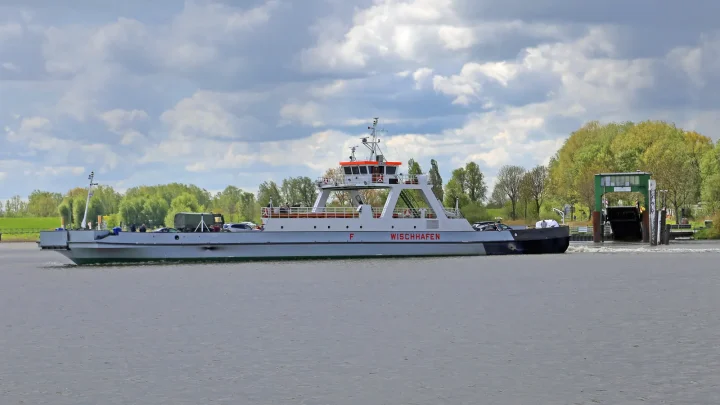 Elbfähre zwischen Glückstadt und Wischhafen auf der Unterelbe