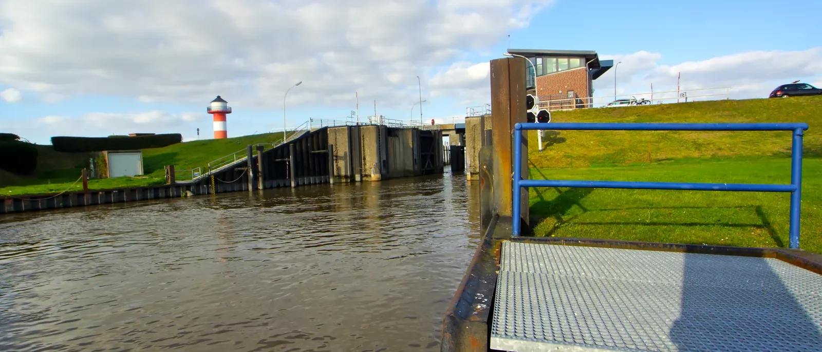 Lühe-Sperrwerk bei Jork im Alten Land, Wasserbauwerk an der Mündung der Lühe in die Elbe