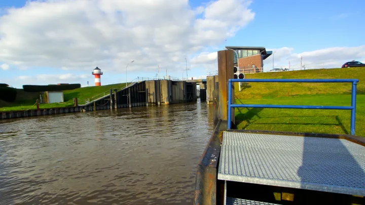 Lühe-Sperrwerk bei Jork im Alten Land, Wasserbauwerk an der Mündung der Lühe in die Elbe