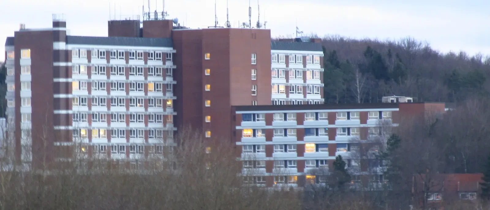 Elbe Klinikum in Stade, Klinikgebäude mit Zufahrt