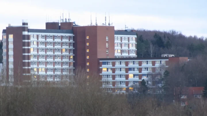 Elbe Klinikum in Stade, Klinikgebäude mit Zufahrt