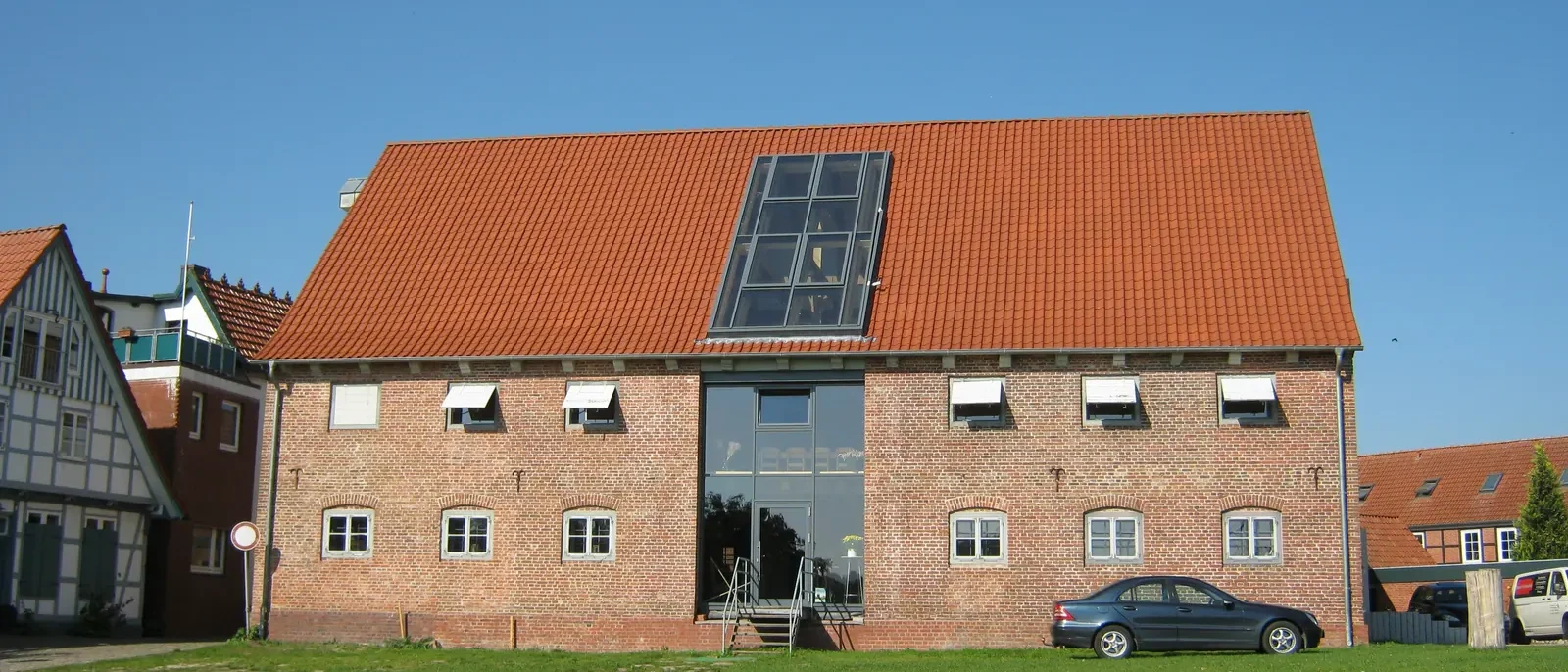 Historischer Kornspeicher am Hafenbecken in Freiburg an der Elbe im Landkreis Stade