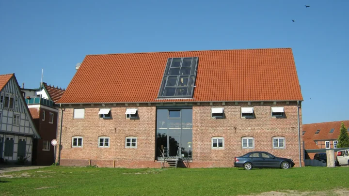Historischer Kornspeicher am Hafenbecken in Freiburg an der Elbe im Landkreis Stade