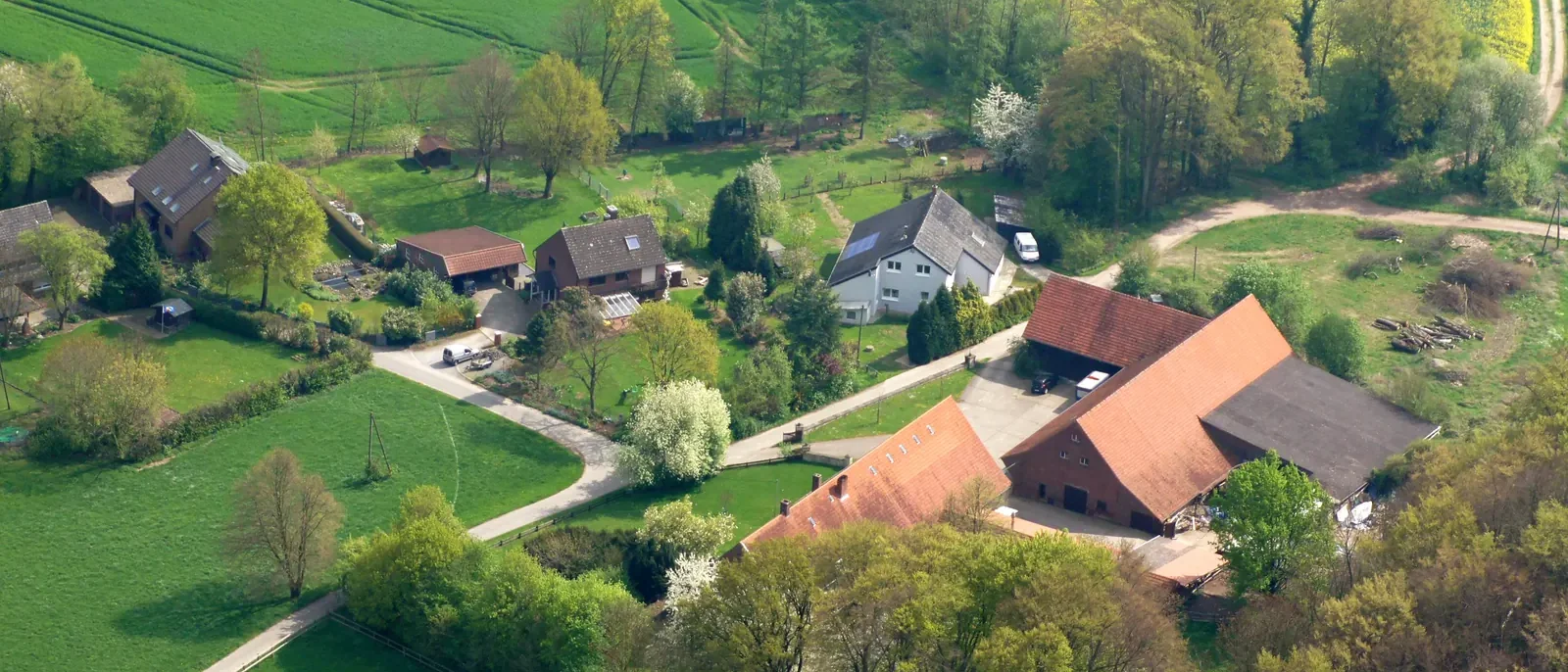 Blick in eine Tischlerwerkstatt mit Maschinen und zugeschnittenen Holzteilen