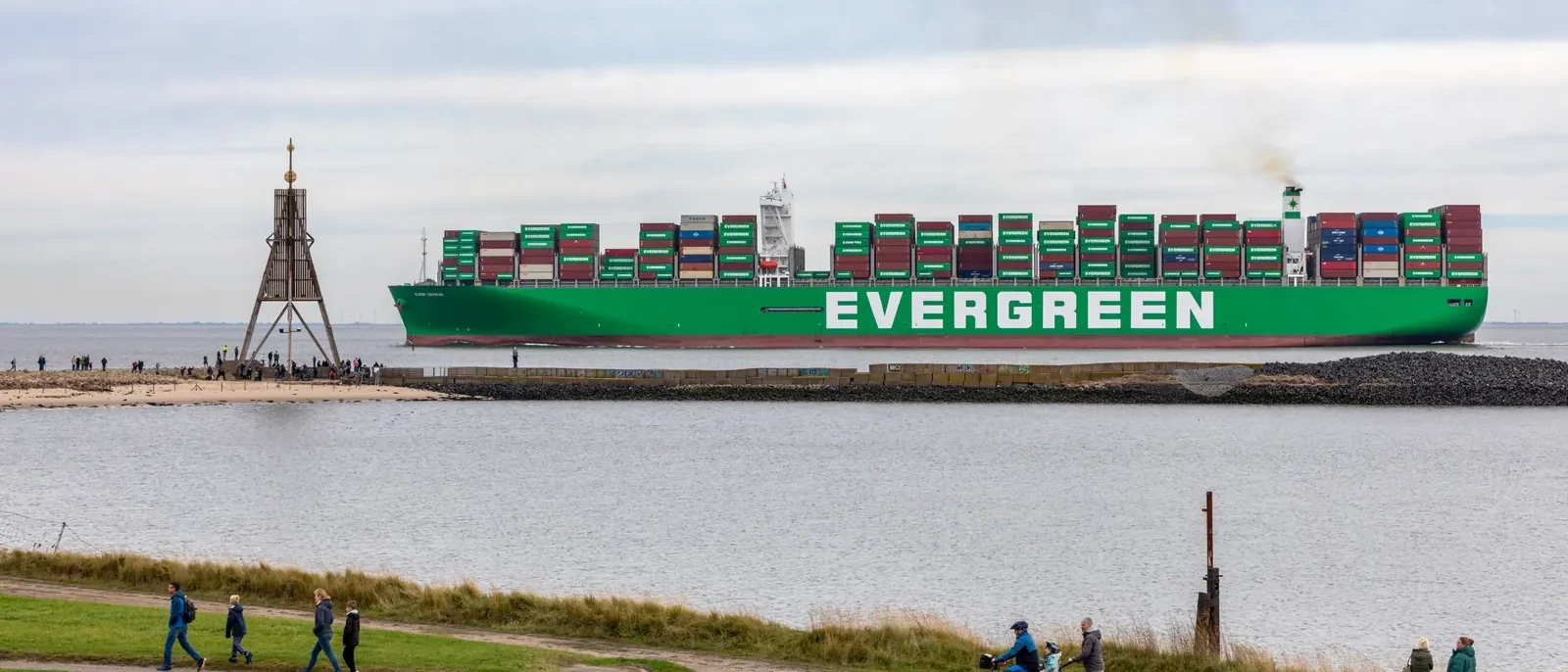 Elbmündung bei Cuxhaven mit einem auslaufenden Containerschiff, Wattenmeer und weiter Horizont