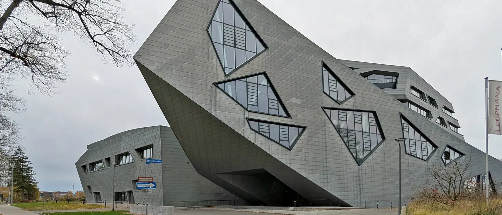 Zentralgebäude der Leuphana Universität in Lüneburg von vorn