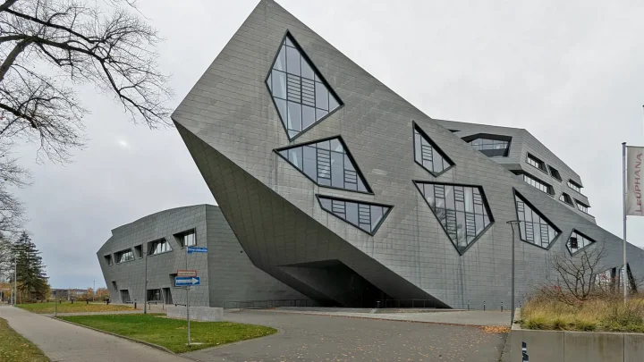Zentralgebäude der Leuphana Universität in Lüneburg von vorn