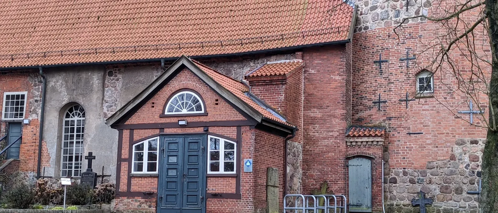 Eingang der denkmalgeschützten St.-Johannis-Kirche in Salzhausen im Landkreis Harburg