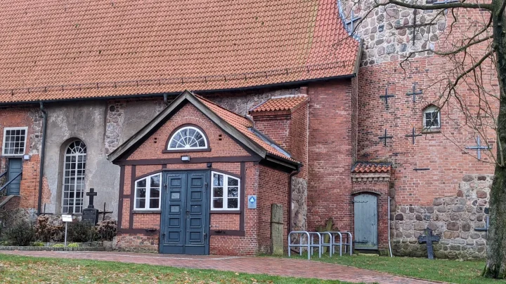 Eingang der denkmalgeschützten St.-Johannis-Kirche in Salzhausen im Landkreis Harburg