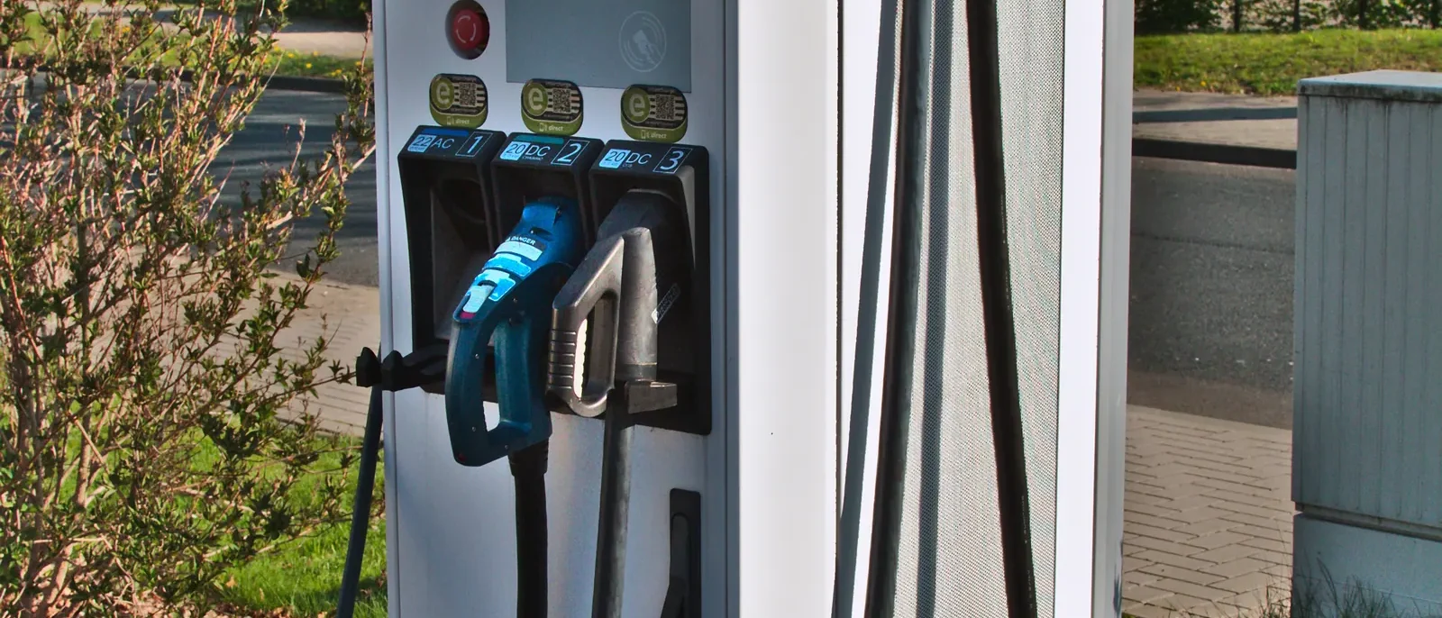 Ladesäule für Elektrofahrzeuge auf einem Parkplatz