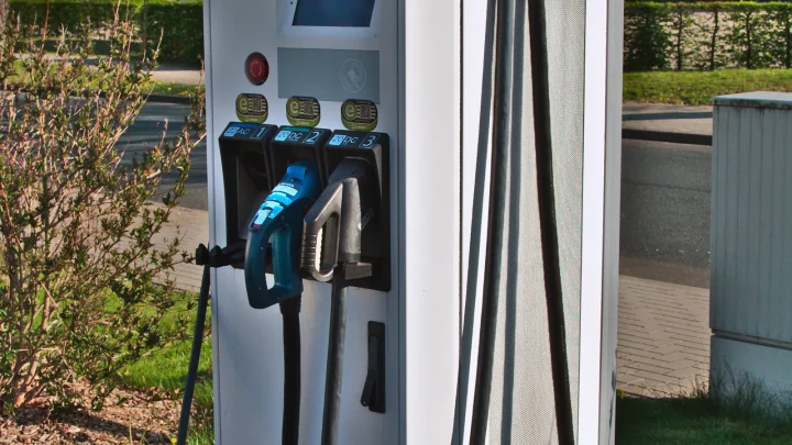Ladesäule für Elektrofahrzeuge auf einem Parkplatz