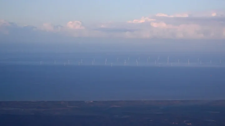 Offshore-Windpark in der Nordsee mit mehreren Windenergieanlagen