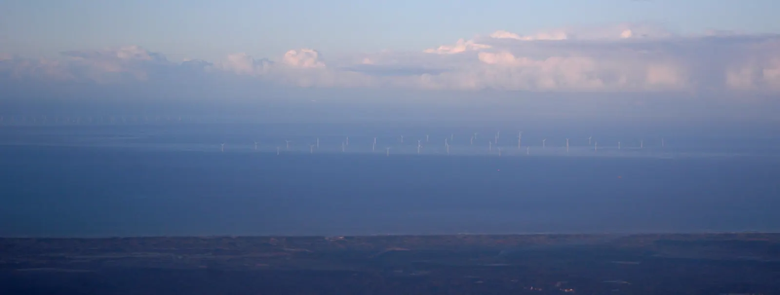 Offshore-Windpark in der Nordsee mit mehreren Windenergieanlagen