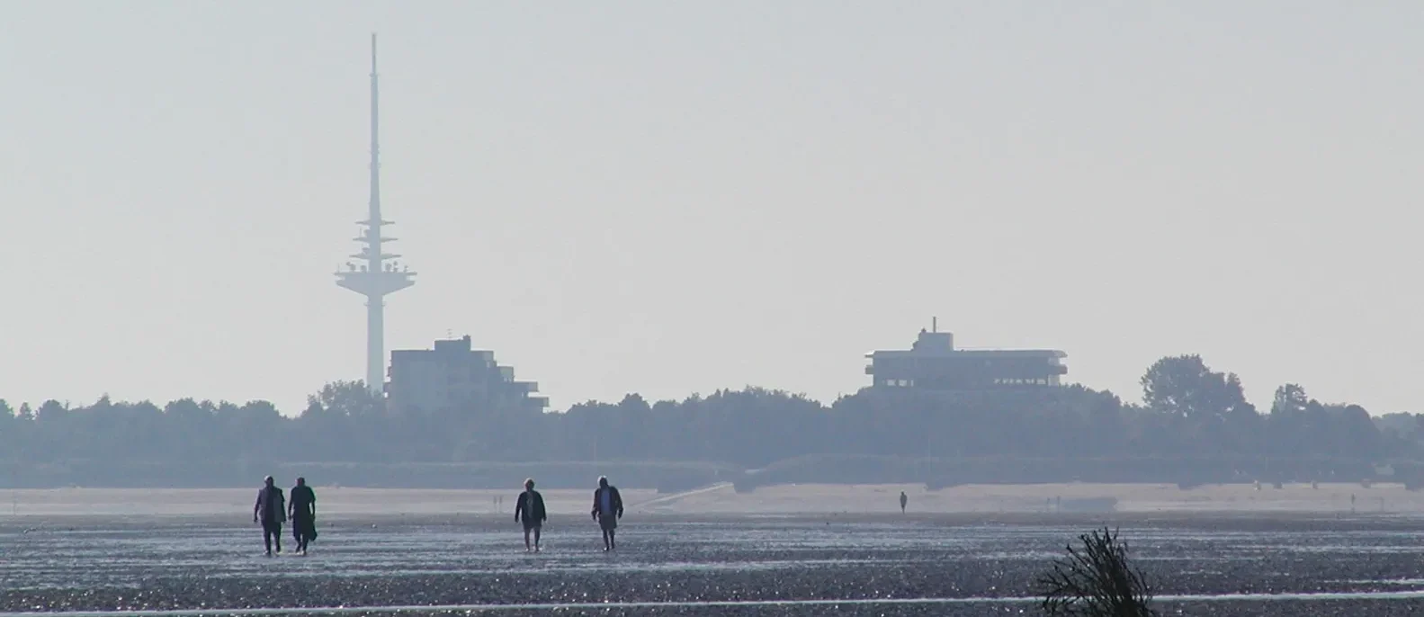 Wattenmeer bei Duhnen nahe Cuxhaven mit dem Kugelbake-Turm im Hintergrund