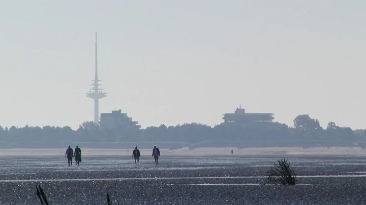 Wattenmeer bei Duhnen nahe Cuxhaven mit dem Kugelbake-Turm im Hintergrund