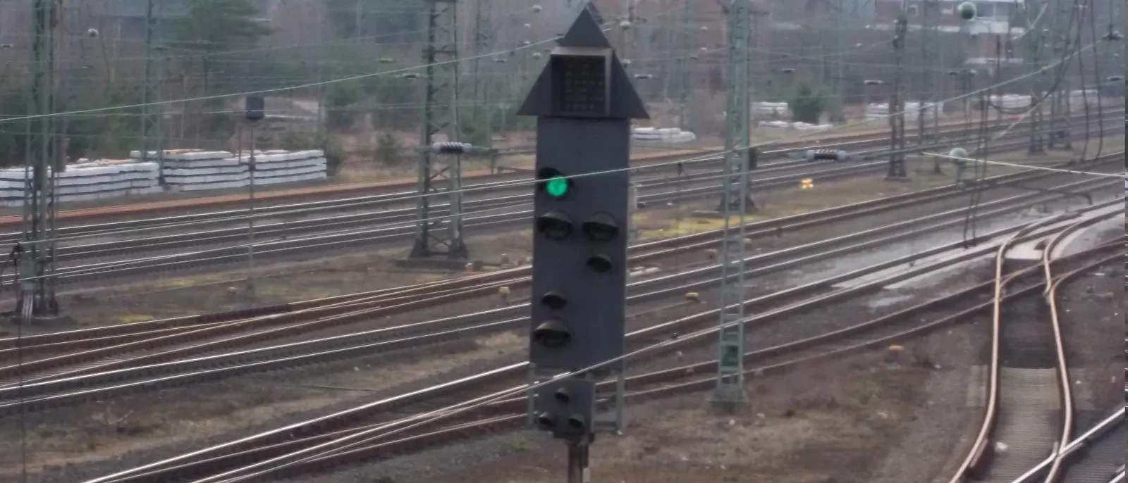 Bahnhof Buchholz in der Nordheide im Landkreis Harburg mit Gleisanlage und Signal