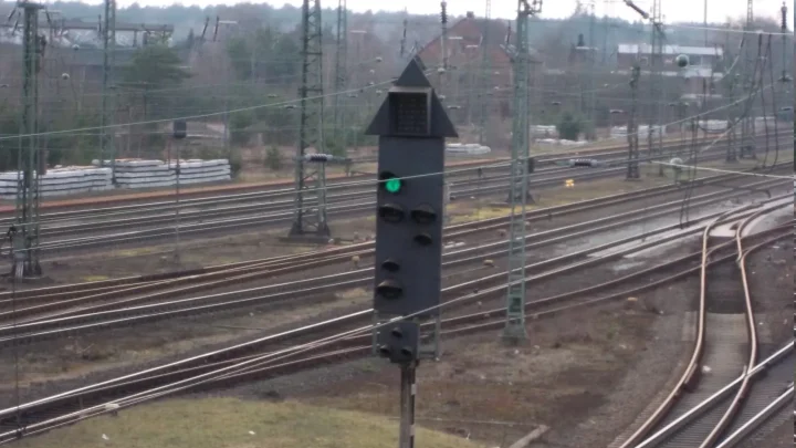 Bahnhof Buchholz in der Nordheide im Landkreis Harburg mit Gleisanlage und Signal