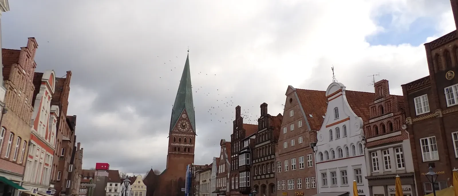 Platz Am Sande in Lüneburg mit Blick auf die Johanniskirche