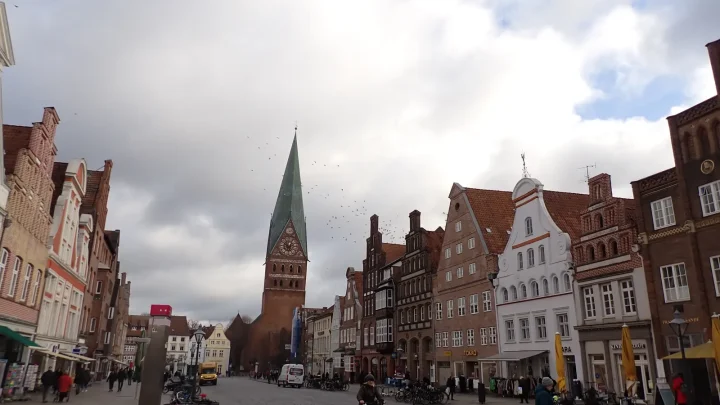 Platz Am Sande in Lüneburg mit Blick auf die Johanniskirche