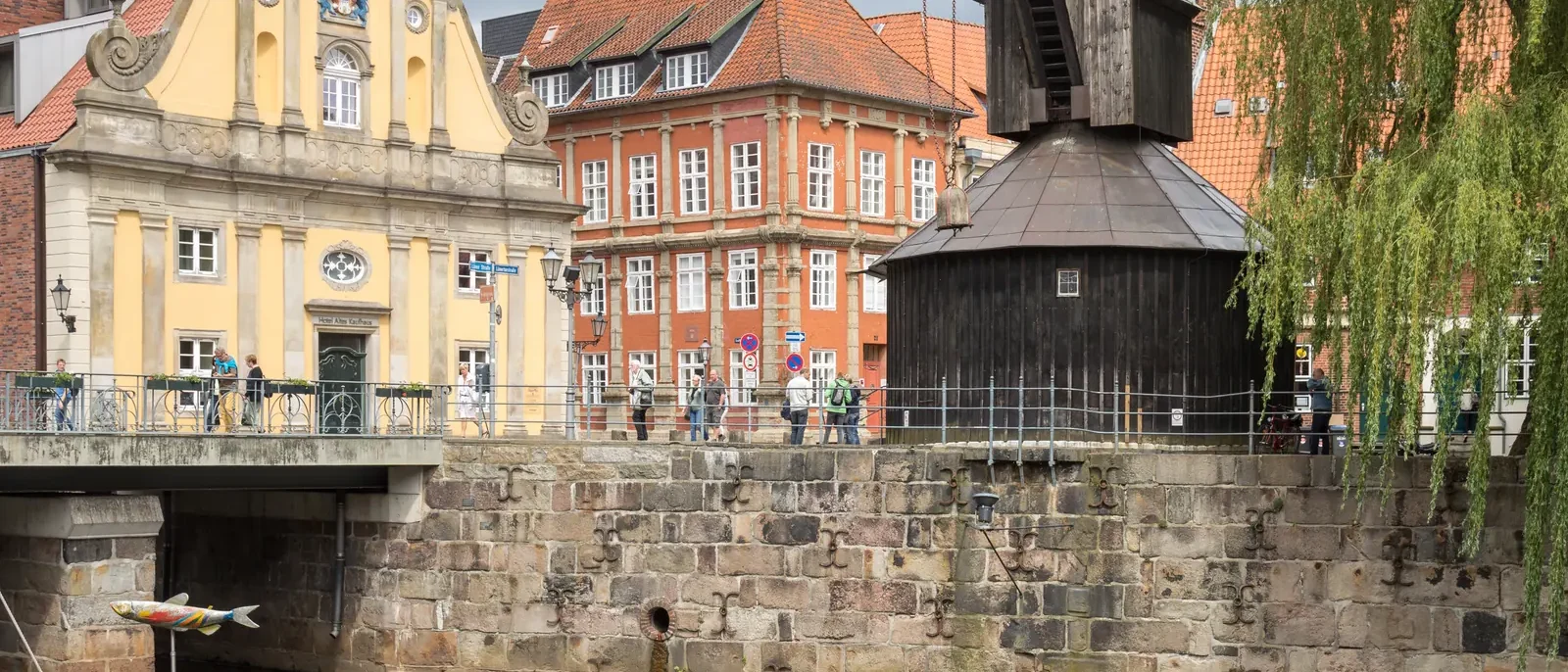 Altes Kaufhaus und historischer Hafenkran am alten Hafen in Lüneburg