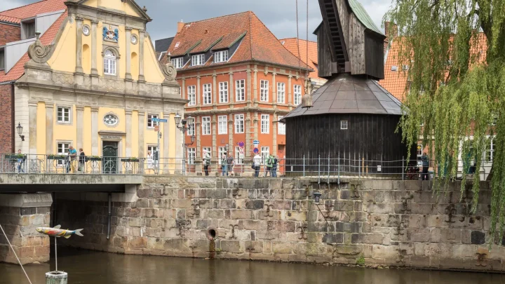 Altes Kaufhaus und historischer Hafenkran am alten Hafen in Lüneburg
