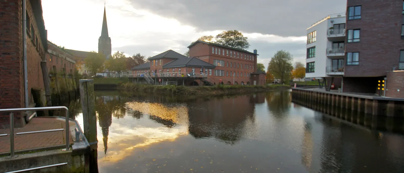 Hafen an der Este in Buxtehude im Landkreis Stade mit Booten am Kai