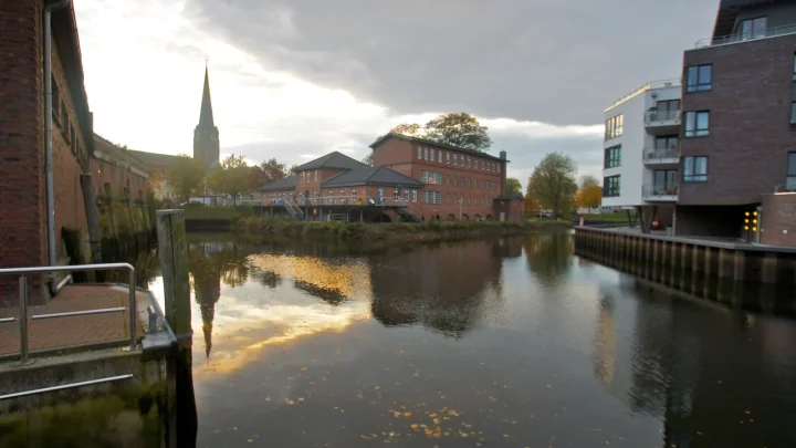 Hafen an der Este in Buxtehude im Landkreis Stade mit Booten am Kai