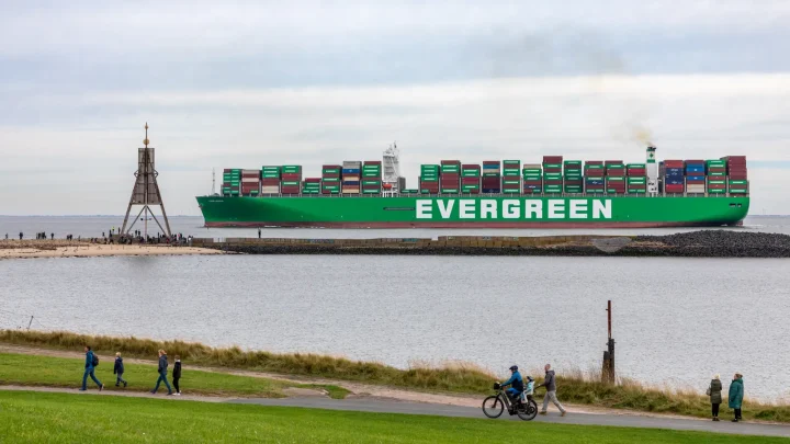 Elbmündung bei Cuxhaven mit einem auslaufenden Containerschiff, Wattenmeer und weiter Horizont