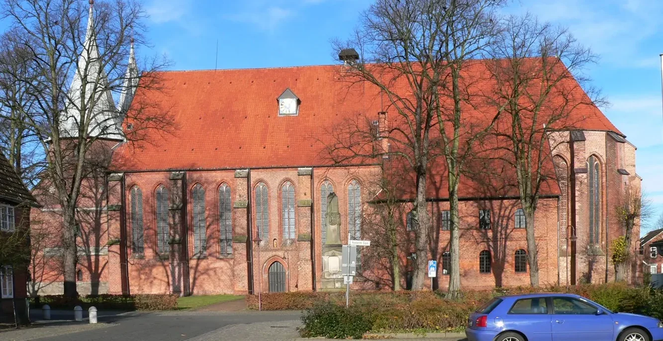 Dom zu Bardowick im Landkreis Lüneburg, Südfassade der romanischen Backsteinkirche