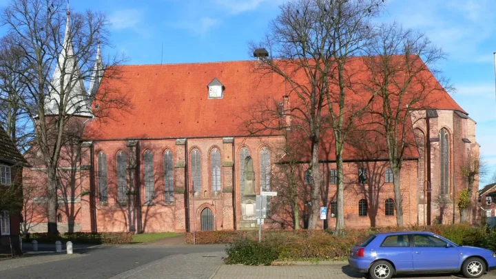 Dom zu Bardowick im Landkreis Lüneburg, Südfassade der romanischen Backsteinkirche