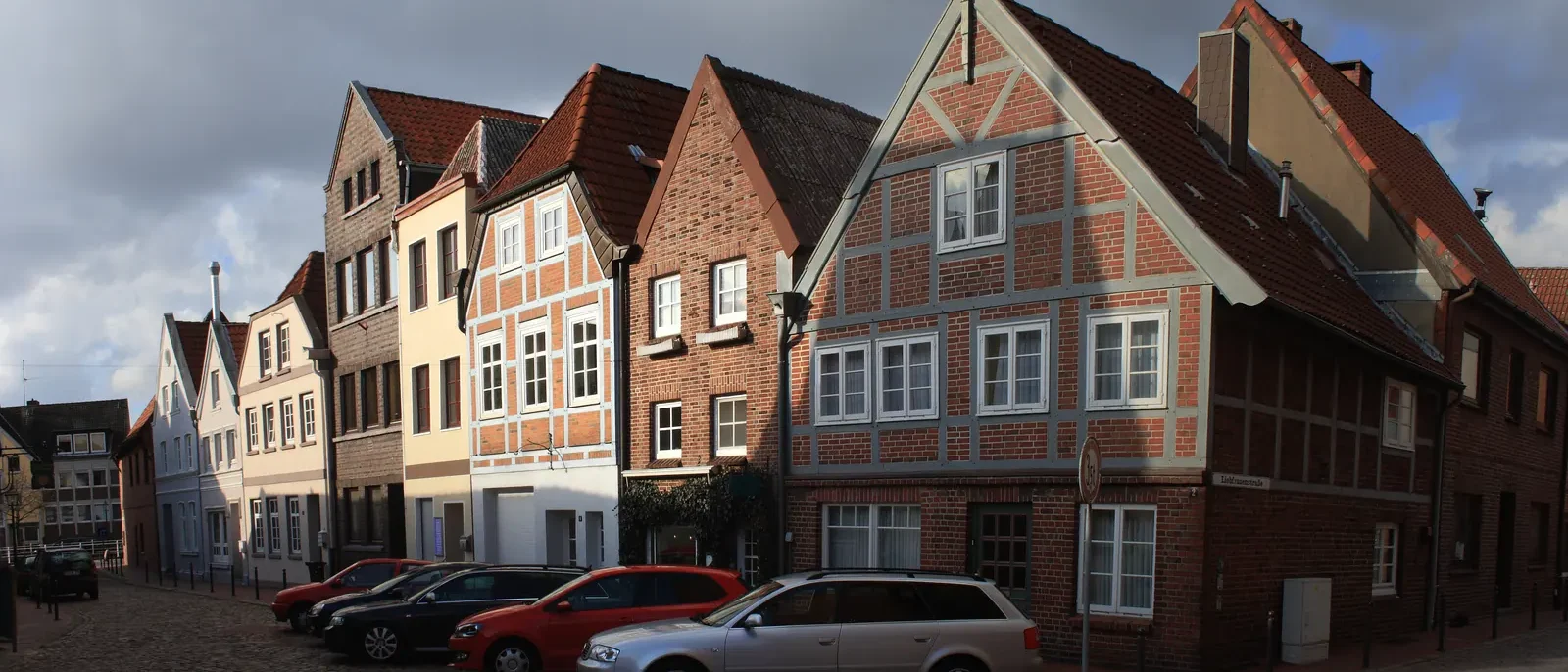 Altstadt von Buxtehude im Landkreis Stade mit Fachwerkhäusern am Fleth