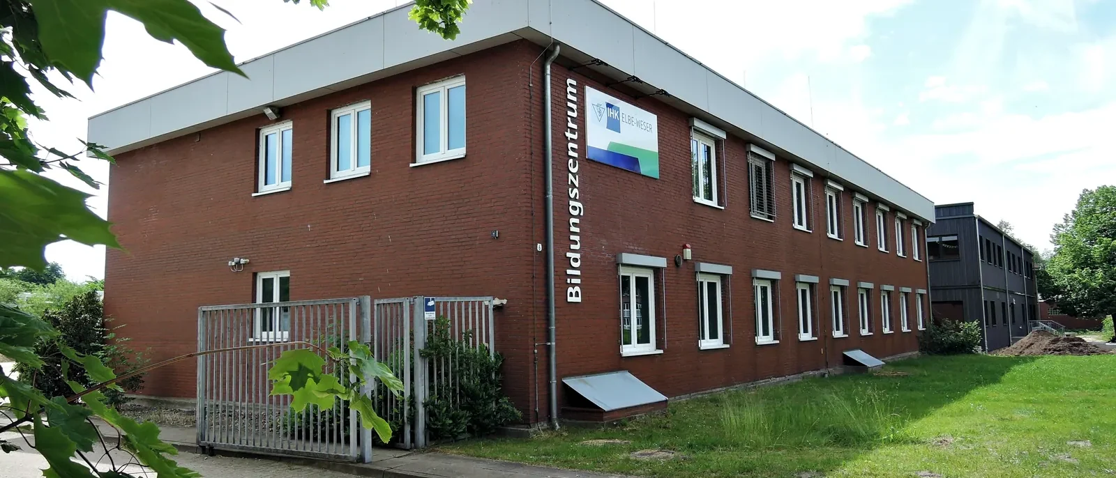 Bildungszentrum der IHK Elbe-Weser am Schwingedeich in Stade, Backsteingebäude mit Glasfront
