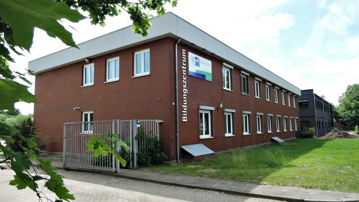 Bildungszentrum der IHK Elbe-Weser am Schwingedeich in Stade, Backsteingebäude mit Glasfront