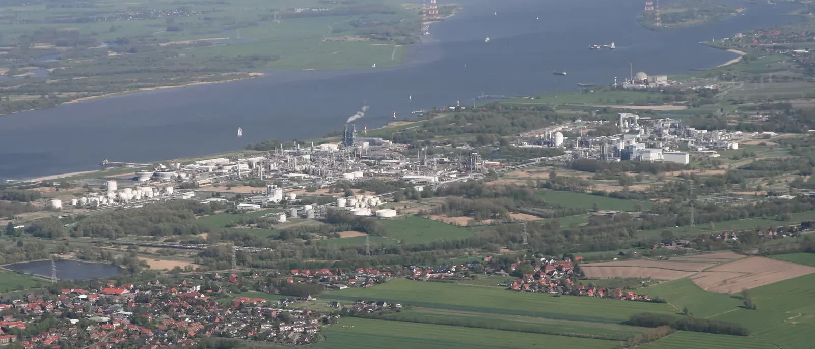 Luftbild des Industriegebiets zwischen Bützfleth und Stadersand an der Elbe