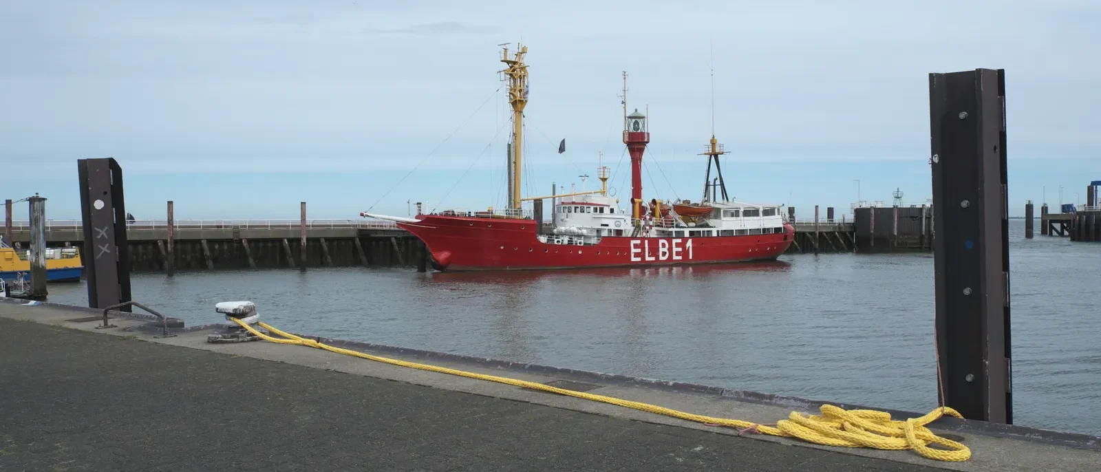 Hafen von Cuxhaven mit dem Feuerschiff Elbe 1 an der Kaimauer
