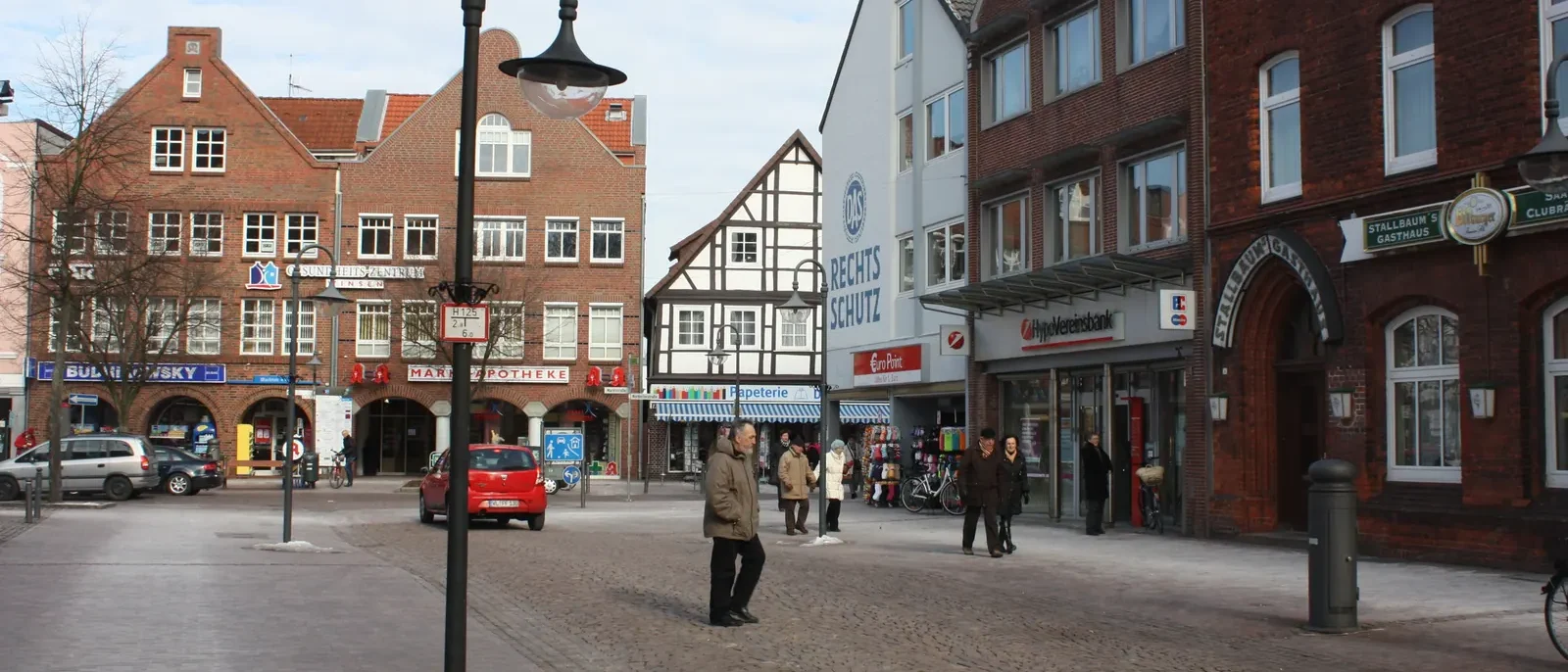 Marktplatz von Winsen an der Luhe im Landkreis Harburg mit Backsteinhäusern und Geschäften