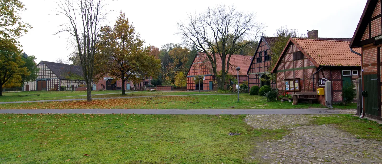 Rundling Lübeln im Wendland: Fachwerkhöfe stehen im Kreis um den Dorfanger