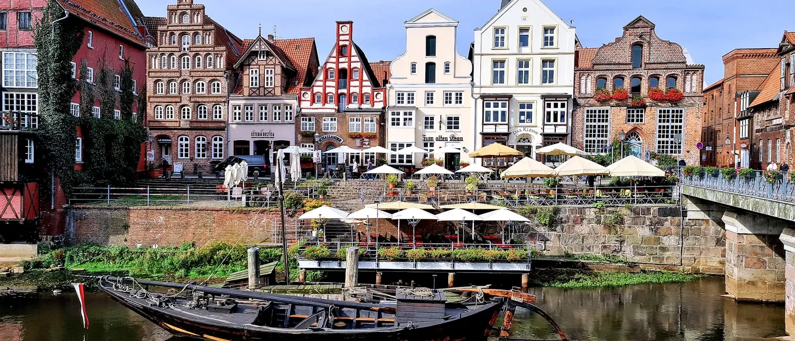 Backsteingiebel in der Lüneburger Altstadt, historische Kaufmannshäuser an einer Gasse