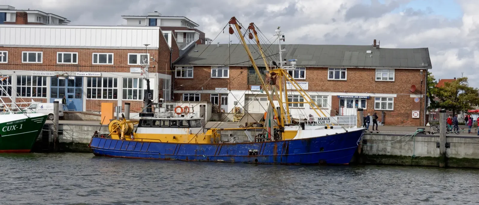Fischkutter im Alten Fischereihafen von Cuxhaven an der Kaimauer