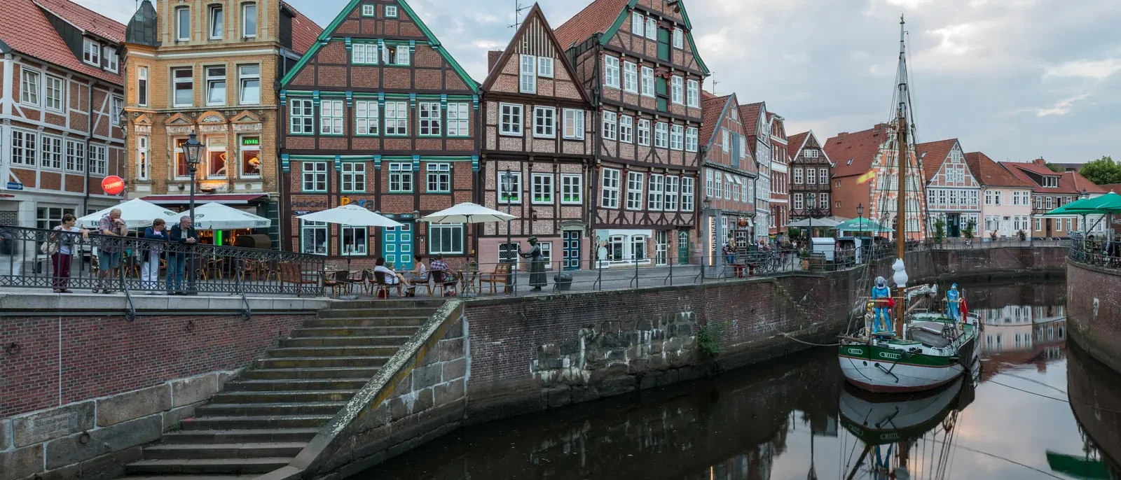 Hansehafen in Stade mit Fachwerkhäusern am Wasser