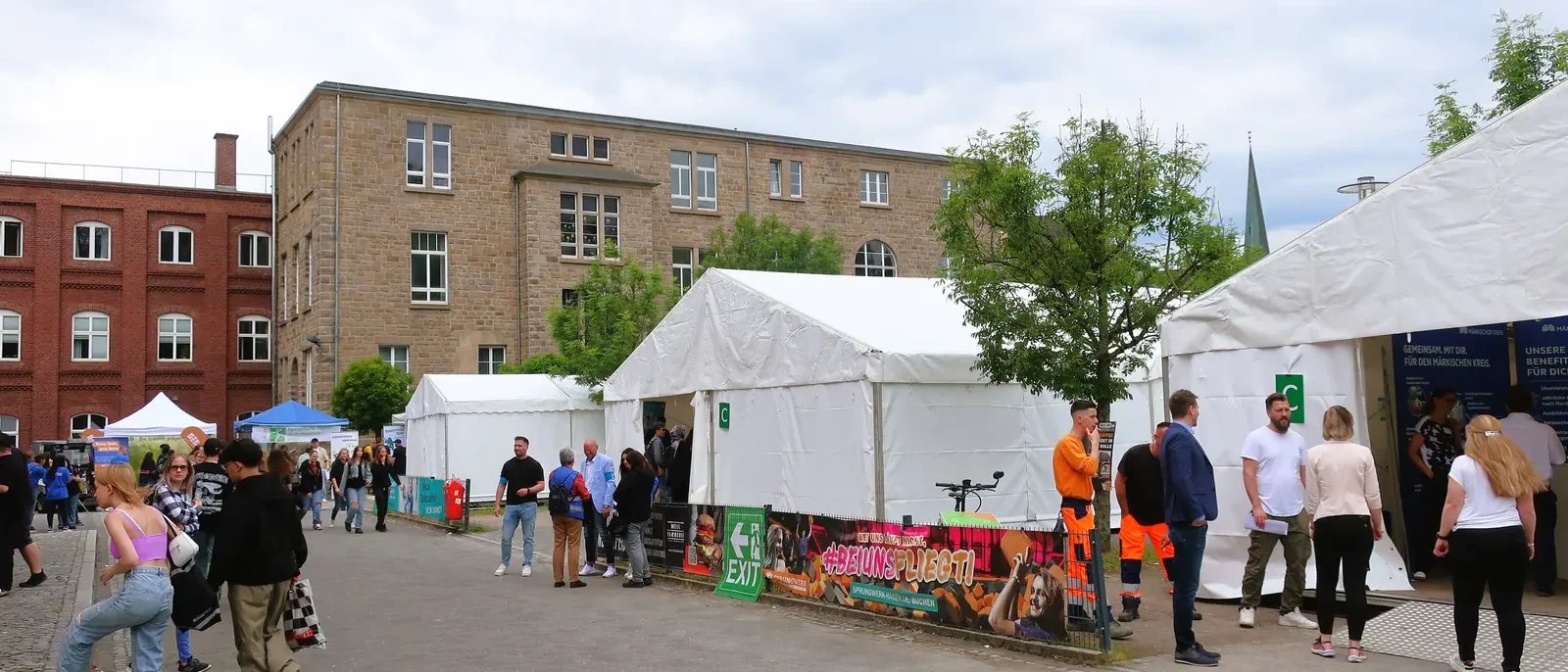 Stände und Besucher auf einer Ausbildungsmesse in einer Messehalle